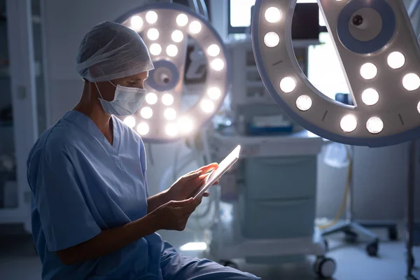 Vista Laterale Una Chirurga Caucasica Che Utilizza Tablet Digitale Nella — Foto Stock