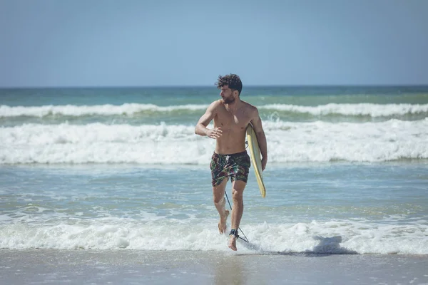 Vista Frontal Del Joven Surfista Masculino Con Una Tabla Surf — Foto de Stock