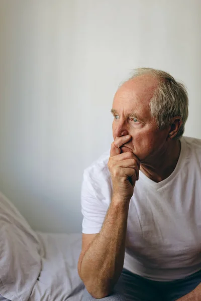 Vooraanzicht Van Attente Senior Kaukasische Mannelijke Patiënt Zittend Bed Bejaardentehuis — Stockfoto