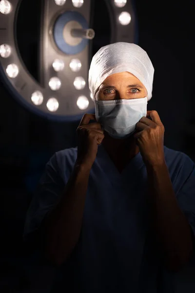 Retrato Una Cirujana Caucásica Que Pone Una Máscara Quirúrgica Mira — Foto de Stock