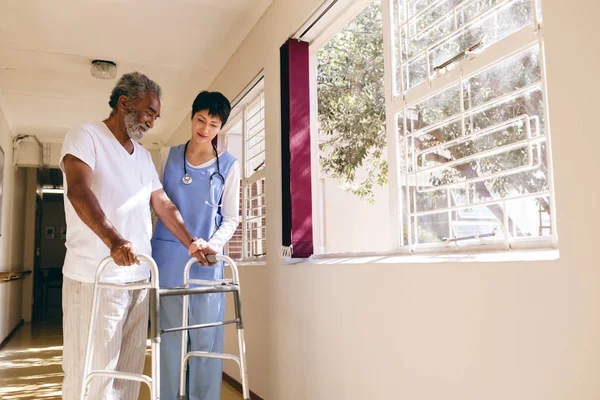 Vista Frontal Una Enfermera Asiática Ayudando Paciente Caucásico Mayor Caminar — Foto de Stock