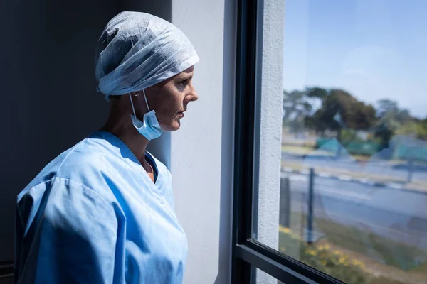 Vue Latérale Une Chirurgienne Caucasienne Regardant Par Fenêtre Alors Elle — Photo