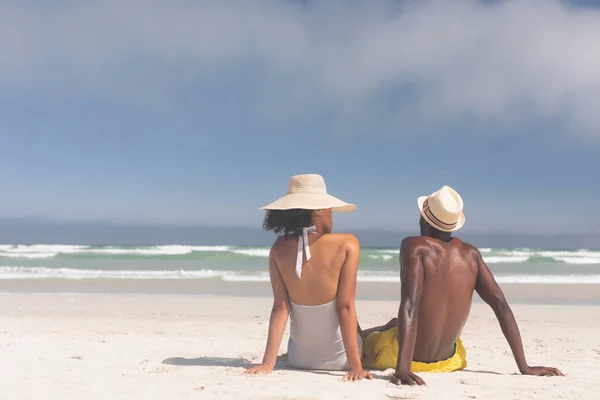 Vista Posteriore Della Coppia Multietnica Che Rilassa Spiaggia Una Giornata — Foto Stock