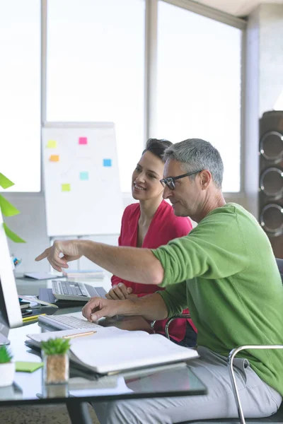 Seitenansicht Multiethnischer Geschäftsleute Die Schreibtisch Modernen Büro Über Computer Diskutieren — Stockfoto