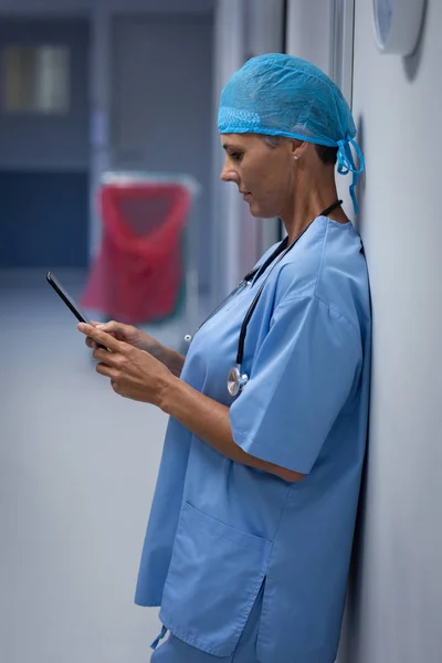 Side View Caucasian Female Surgeon Using Mobile Phone While Leaning — Stock Photo, Image