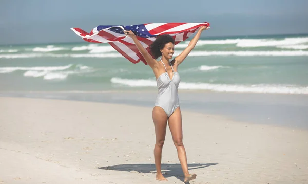 Vista Frontal Feliz Mujer Raza Mixta Con Bandera Americana Playa — Foto de Stock