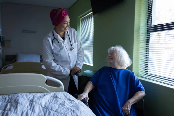 Widok Przodu Mieszane Wyścigu Kobieta Lekarz Rozmawia Starszy Kaukaski Pacjenta — Zdjęcie stockowe