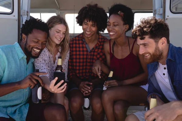 Frontansicht Multiethnischer Freunde Die Gemeinsam Lachen Während Sie Bierflaschen Auf — Stockfoto