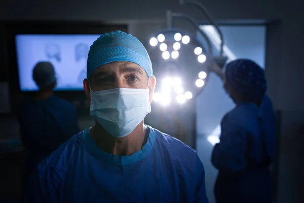 Portret Kaukaski Mężczyzna Chirurg Noszący Maskę Operacji Patrząc Aparat Teatrze — Zdjęcie stockowe