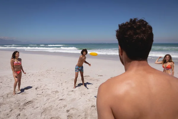 Frontansicht Einer Gruppe Multiethnischer Freunde Die Mit Frisbee Strand Der — Stockfoto