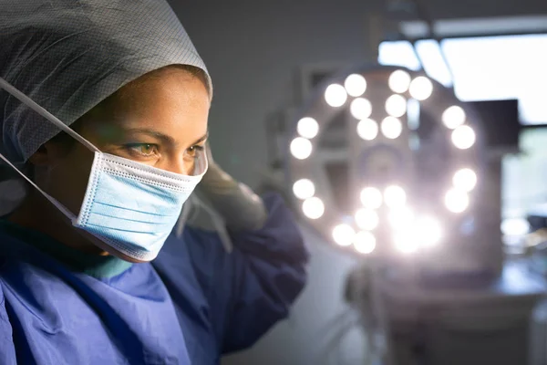 Sidovy Kaukasisk Kvinnlig Kirurg Sätta Medicinsk Mask Innan Operationen Operations — Stockfoto