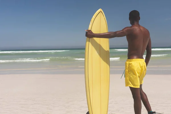 Vue Arrière Surfeur Afro Américain Avec Une Planche Surf Debout — Photo