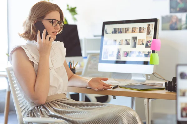 Vista Lateral Del Joven Diseñador Gráfico Femenino Caucásico Hablando Teléfono — Foto de Stock