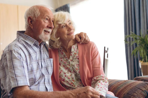 Vista Lateral Pareja Ancianos Caucásicos Sentados Posando Sofá Casa Retiro —  Fotos de Stock