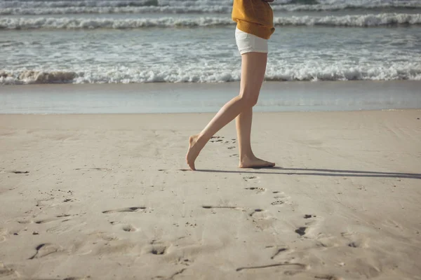 ビーチで晴れた日に裸足で砂を歩いて女性の側面図 — ストック写真