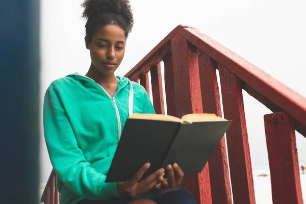 Χαμηλή Γωνία Θέα Του Νεαρού Μικτή Φυλή Γυναίκα Διαβάζει Βιβλίο — Φωτογραφία Αρχείου