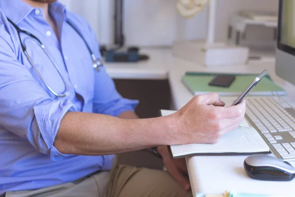 Mid Avsnitt Säker Manlig Läkare Med Hjälp Mobil Telefon Kliniken — Stockfoto