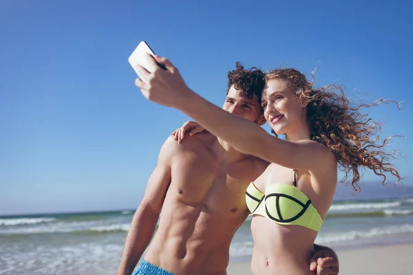 Vista Ángulo Bajo Joven Pareja Caucásica Tomando Selfie Playa Día — Foto de Stock