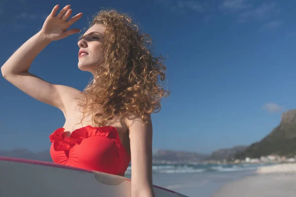 Vista Ángulo Bajo Hermosa Joven Surfista Femenina Caucásica Sosteniendo Tabla —  Fotos de Stock