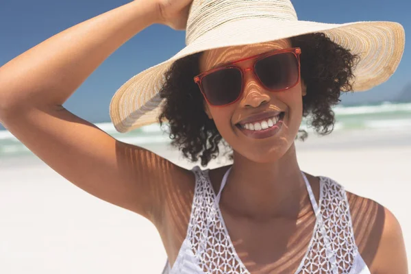 화창한 해변에 카메라를 여자의 초상화 그녀는 모자와 선글라스를 — 스톡 사진