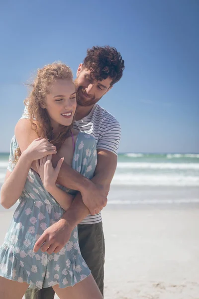 Vorderansicht Eines Romantischen Kaukasischen Paares Das Einem Sonnigen Tag Strand — Stockfoto