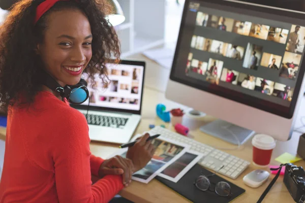 Retrato Una Joven Diseñadora Gráfica Mestiza Que Mira Sonríe Cámara — Foto de Stock