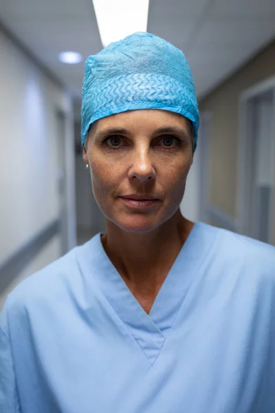 Πορτρέτο Του Ώριμου Καυκάσιο Θηλυκό Χειρουργό Κοιτάζοντας Την Κάμερα Στο — Φωτογραφία Αρχείου
