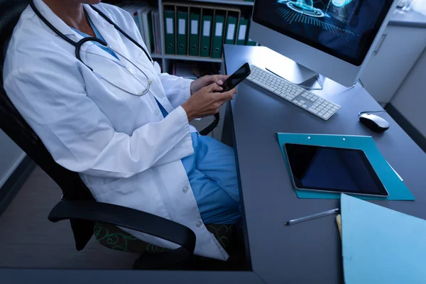 High Angle View Female Doctor Using Mobile Phone Clinic Hospital — Stock Photo, Image