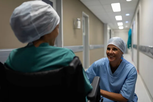 Widok Przodu Dojrzały Kaukaski Kobieta Chirurg Rozmawia Pacjentem Wózku Inwalidzkim — Zdjęcie stockowe
