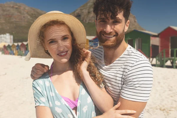 Gülümseyen Güneşli Bir Plaj Kamera Ayakta Bakarak Romantik Beyaz Çift — Stok fotoğraf