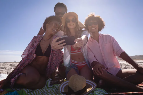 Vue Face Groupe Amis Multiethniques Prenant Selfie Avec Téléphone Portable — Photo