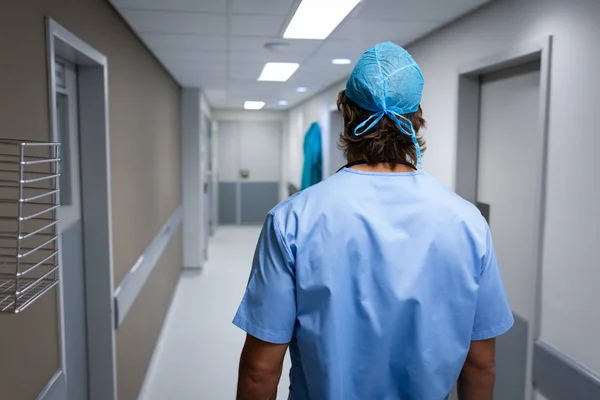 Visão Traseira Cirurgião Caucasiano Caminhando Pelo Corredor Hospital — Fotografia de Stock