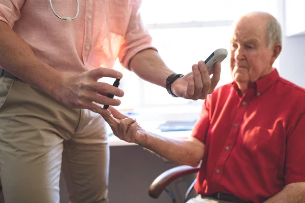 Mid Sectie Van Vertrouwen Kaukasische Mannelijke Arts Onderzoekt Senior Man — Stockfoto