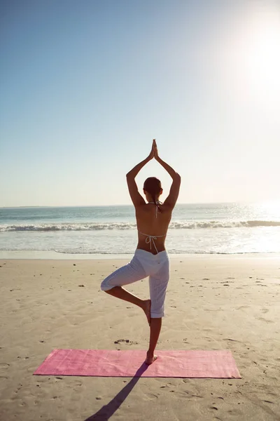 Achteruitkijk Van Blanke Vrouw Die Yoga Uitvoert Het Strand — Stockfoto