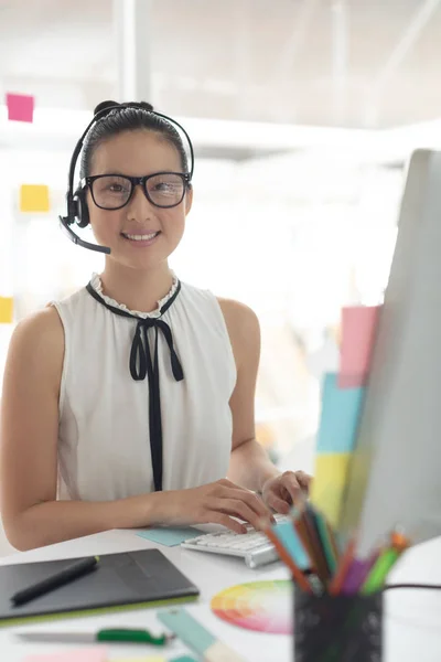 Vista Frontal Mujer Asiática Feliz Diseñador Gráfico Auriculares Mirando Cámara —  Fotos de Stock