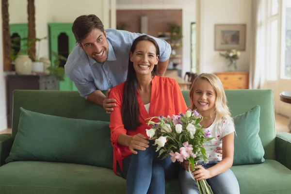 Retrato Família Caucasiana Com Buquê Flores Sentado Sofá Sala Estar — Fotografia de Stock