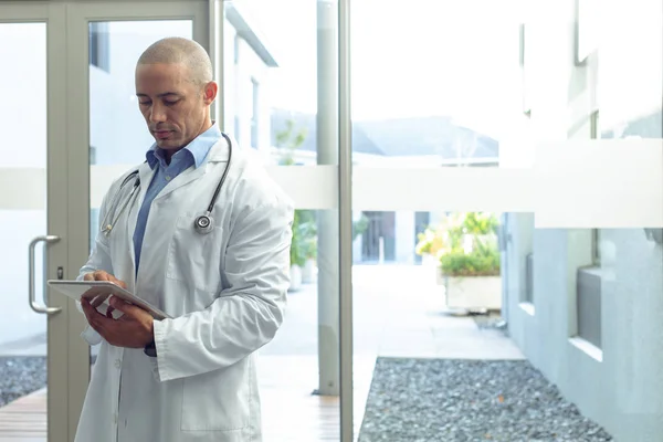 Frontansicht Eines Gemischten Männlichen Arztes Mit Digitalem Tablet Der Lobby — Stockfoto