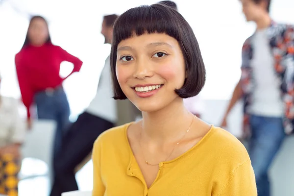 Вид Счастливую Молодую Азиатскую Предпринимательницу Смотрящую Камеру Современном Офисе — стоковое фото