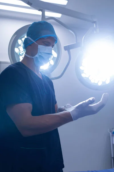 Låg Vinkel Bild Kaukasiska Manliga Kirurgen Bär Kirurgiska Handskar Operation — Stockfoto