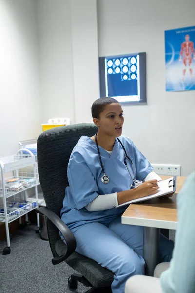 Frontansicht Einer Mixed Race Ärztin Die Schwangeren Frau Schreibtisch Krankenhaus — Stockfoto