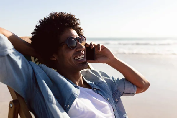 Vista Frontal Del Hombre Afroamericano Feliz Hablando Por Teléfono Móvil — Foto de Stock