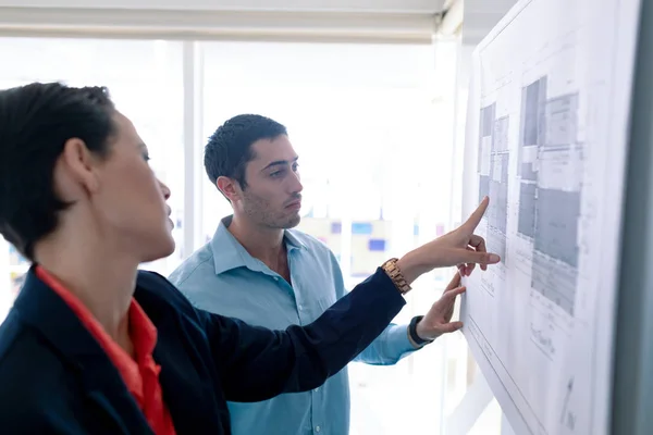 Zijaanzicht Van Kaukasische Architecten Die Discussiëren Blauwdruk Glasplaat Een Modern — Stockfoto