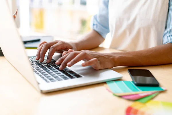 Bagian Tengah Dari Desainer Grafis Perempuan Menggunakan Laptop Meja Kantor — Stok Foto