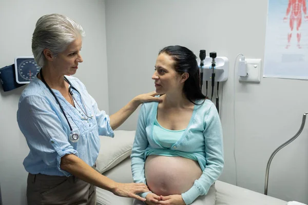 Vista Frontal Doctora Caucásica Hablando Con Mujer Embarazada Sala Examen — Foto de Stock