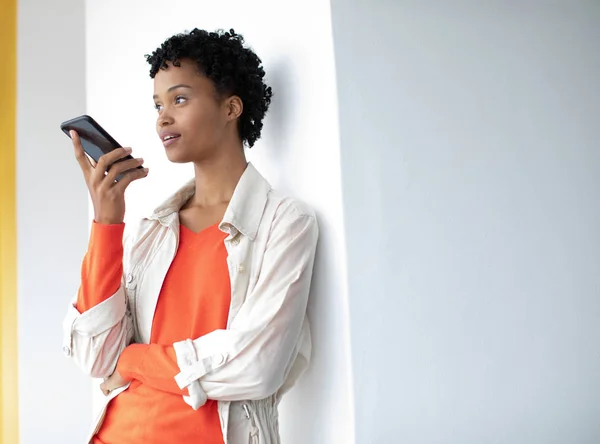 Pohled Krásnou Mladou Africko Americkou Obchodni Mobilním Telefonem Moderní Kanceláři — Stock fotografie