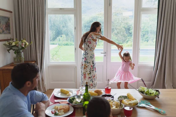 Vue Face Mère Caucasienne Dansant Avec Fille Tandis Que Père — Photo