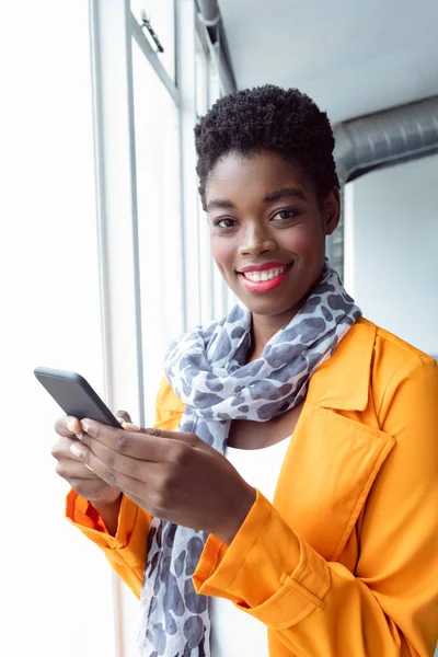 Retrato Mulher Negócios Afro Americana Usando Telefone Celular Perto Janela — Fotografia de Stock