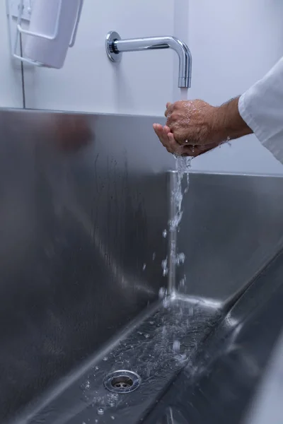 男外科医生在医院水槽中洗手的特写 — 图库照片