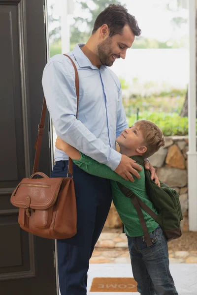Rahat Bir Evde Kafkas Babasını Kucaklayan Mutlu Oğlu Görünümü — Stok fotoğraf