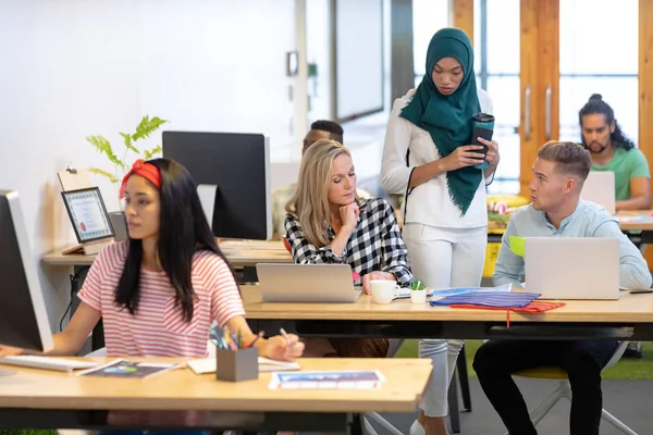 Vooraanzicht Van Diverse Zakenmensen Die Werken Aan Bureau Een Modern — Stockfoto